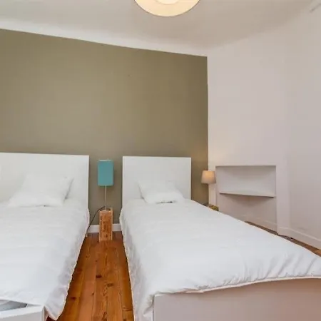 House Maison De Ville Avec Jardin Et Garage, Proximite Du Centre Ville, 6 A 8 Pers *